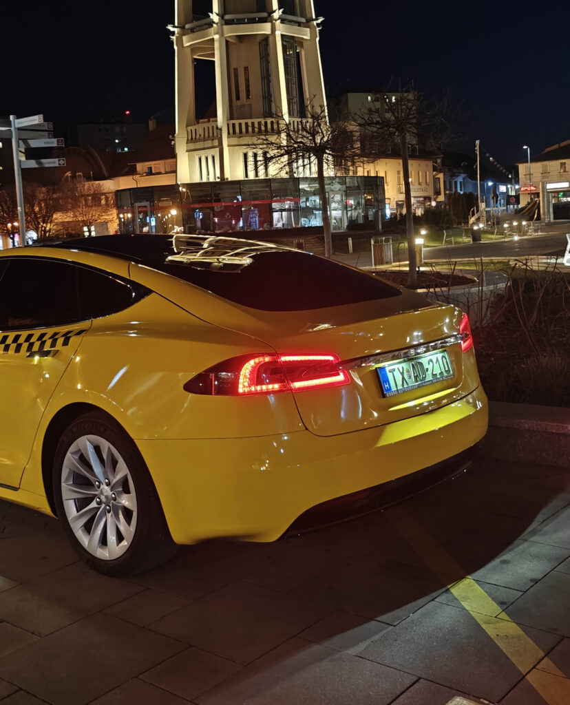 Siófoki taxi szolgáltatás prémium tesla személygépkocsival a víztoronynál